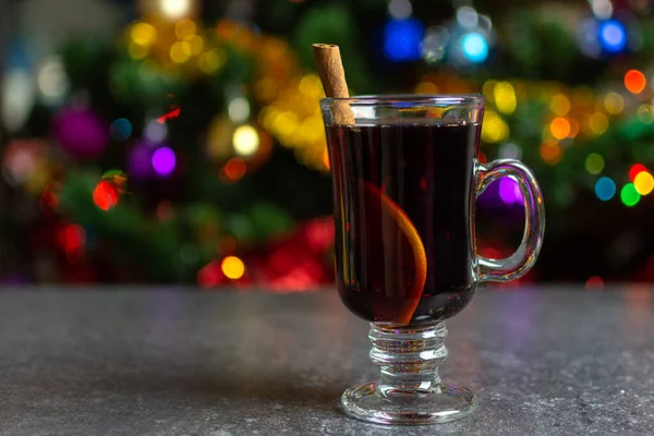 Glass Hot Mulled Wine Orange Cinnamon Background Festive Christmas Tree — Stock Photo, Image