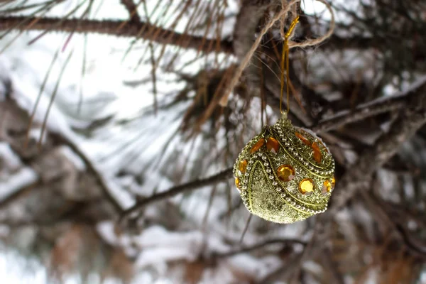 Weihnachtsspielzeug Baum Einem Kiefernwald Winter Nach Einem Schneefall — Stockfoto