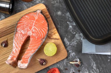 Izgarada limonlu çiğ balık bifteği.