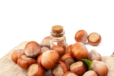 Yemek ve kozmetoloji için organik sebze yağları kavramı. Malzemeleri göstermek için fındık fıstığı. Cam şişedeki doğal yağ..