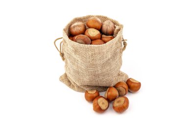 Beyaz arka plan üzerinde izole Sivas'tan çantasından taze fındık. 