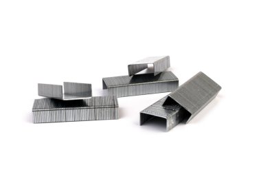 Beyaz bir arka plan üzerinde zımba için metal zımba yığını kapat