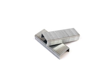 Beyaz bir arka plan üzerinde zımba için metal zımba yığını kapat