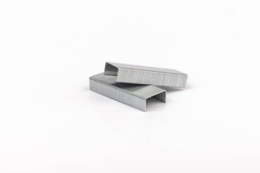 Beyaz bir arka plan üzerinde zımba için metal zımba yığını kapat