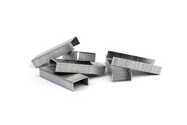 Beyaz bir arka plan üzerinde zımba için metal zımba yığını kapat