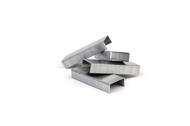 Beyaz bir arka plan üzerinde zımba için metal zımba yığını kapat