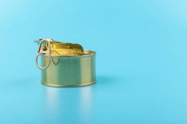 Mavi arka planda izole edilmiş, boş yiyecek kutusunun kapağını aç