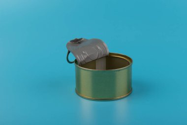 Mavi arka planda izole edilmiş, boş yiyecek kutusunun kapağını aç