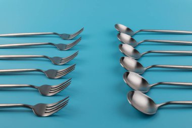 çatal, bıçak, kaşık, çatal bıçak.. 