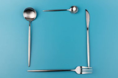 çatal, bıçak, kaşık, çatal bıçak.. 