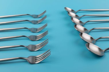 çatal, bıçak, kaşık, çatal bıçak.. 