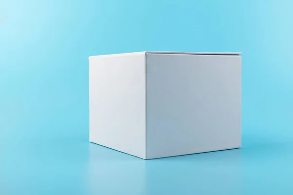 Άνοιξε Λευκό Χάρτινο Κουτί Μπλε Φόντο Θέση Για Σχεδιασμό Σας — Φωτογραφία Αρχείου
