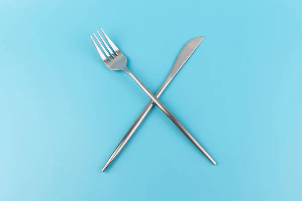 Mavi Arka Planda Çatal Bıçak Kahvaltıda Öğle Yemeğinde Akşam Yemeğinde — Stok fotoğraf