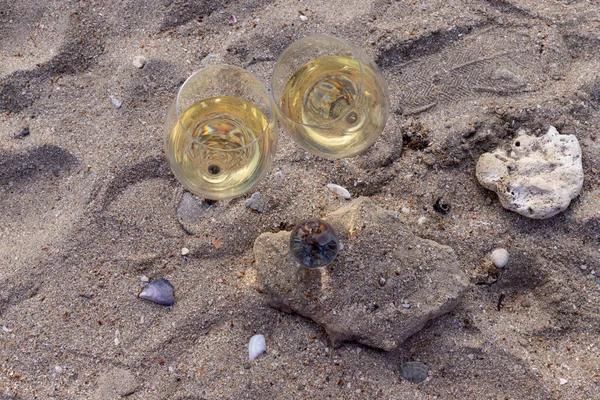 Glass White Wine Wine Backdrop Sea Coast Sunny Summer Beach — Stock Photo, Image