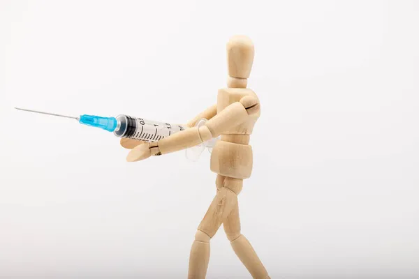 Manequim Madeira Com Seringa Contra Fundo Branco Vacinação Contra Coronavírus — Fotografia de Stock