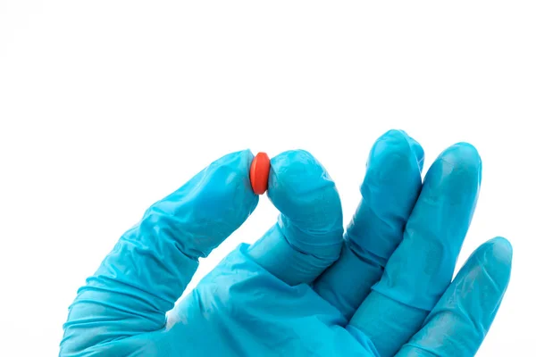 Γάντια Χέρια Κόκκινα Χάπια Χέρι Του Γιατρού Εργαζόμενος Ιατρικά Γάντια — Φωτογραφία Αρχείου