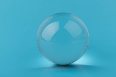 Kristal, şeffaf top, mavi arka planda küre. Cam..