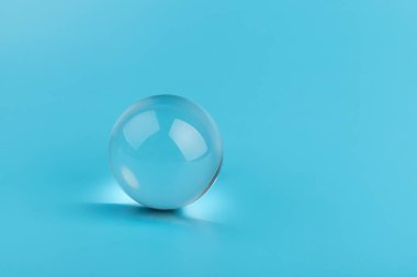 Kristal, şeffaf top, mavi arka planda küre. Cam..