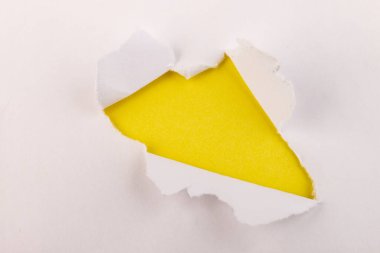 Sarı arkaplanı olan yırtık kağıtlar. Yırtılmış kağıt. Metin ya da elementlerin yerleştirilmesi kavramı, kopyalama alanı, modelleme. 