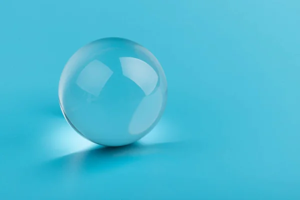 Kristall Transparente Kugel Kugel Auf Blauem Hintergrund Glas — Stockfoto
