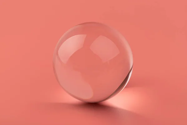 Cristal Bola Transparente Esfera Sobre Fundo Rosa Vidro — Fotografia de Stock