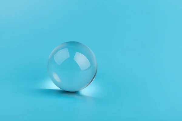 Cristal Bola Transparente Esfera Sobre Fondo Azul Vidrio — Foto de Stock