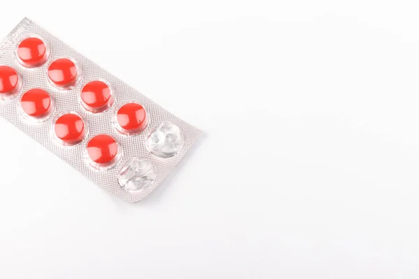 Κυψέλη Κόκκινα Χάπια Απομονώνονται Λευκό Φόντο Έννοια Ιατρικής — Φωτογραφία Αρχείου