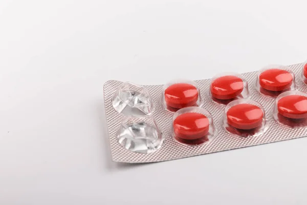 Κυψέλη Κόκκινα Χάπια Απομονώνονται Λευκό Φόντο Έννοια Ιατρικής — Φωτογραφία Αρχείου