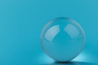 Kristal, şeffaf top, mavi arka planda küre. Cam..