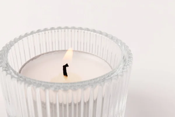 Kleine Brennende Wachskerzen Einem Glasleuchter Isoliert Auf Weiß Schöne Dekoration — Stockfoto