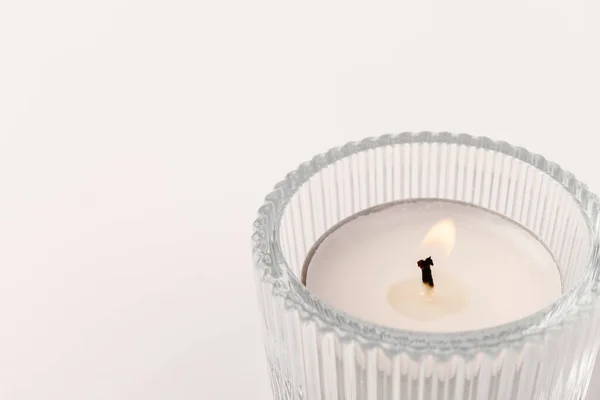 小蜡烛在玻璃烛台上燃烧 与白色隔离 漂亮的装饰 — 图库照片