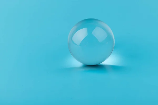 Kristall Transparente Kugel Kugel Auf Blauem Hintergrund Glas — Stockfoto