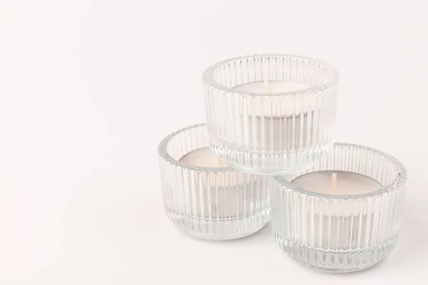Білі Воскові Свічки Скляному Тримачі Білому Тлі Світло Чаю — стокове фото