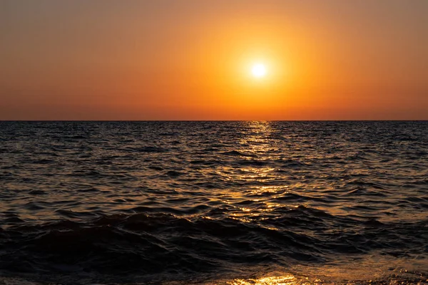 Parlak güzel gün doğumu ya da denizde gün batımı. Deniz günbatımının manzarası