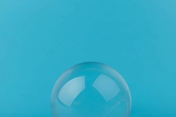 Κρύσταλλο Διάφανη Μπάλα Σφαίρα Μπλε Φόντο Γυαλί — Φωτογραφία Αρχείου