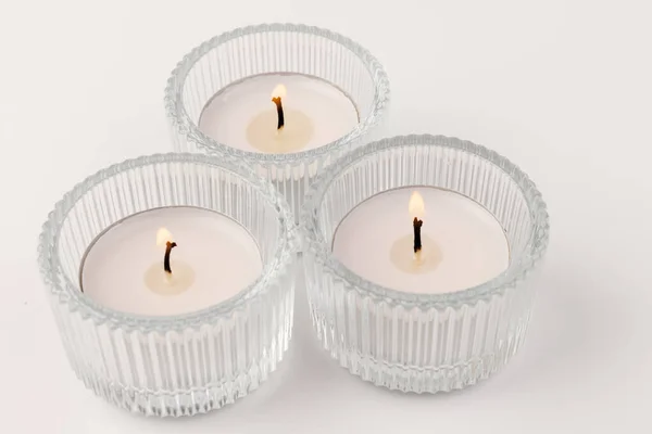 小蜡烛在玻璃烛台上燃烧 与白色隔离 漂亮的装饰 — 图库照片