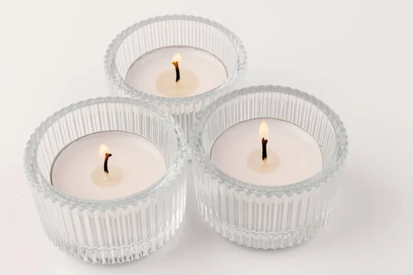 Pequenas Velas Cera Chamas Castiçal Vidro Isoladas Branco Bela Decoração — Fotografia de Stock