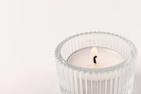 Pequeñas Velas Cera Ardiente Candelero Vidrio Aisladas Blanco Hermosa Decoración — Foto de Stock