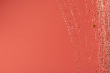 Pembe arka planda parlak balçık damlıyor. Şeffaf oyuncak. Pembe kız renkleriyle parıltılı desen.