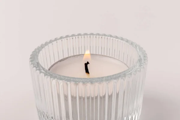 Pequenas Velas Cera Chamas Castiçal Vidro Isoladas Branco Bela Decoração — Fotografia de Stock