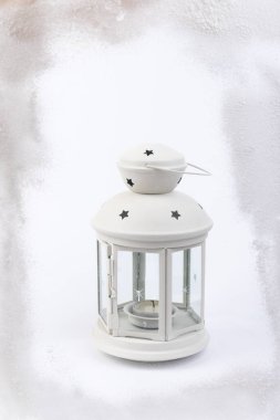 Noel süslemeleri ve kar beyaz arka plan üzerinde fener