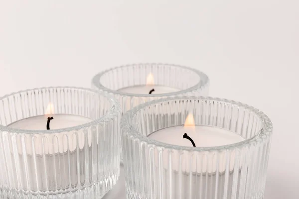 Pequenas Velas Cera Chamas Castiçal Vidro Isoladas Branco Bela Decoração — Fotografia de Stock