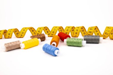 Beyaz arka planda izole edilmiş şeritli dikiş ipliği ayrıntıları. Terzi ya da terzi aksesuarları. 