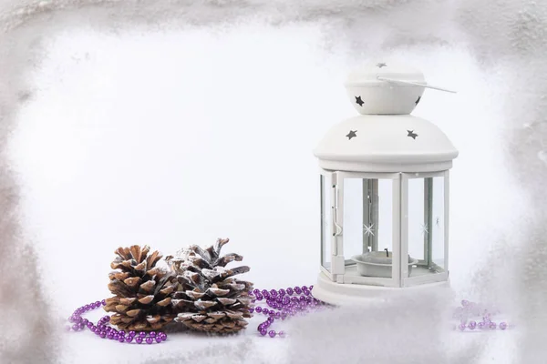 Χριστούγεννα Φανάρι Διακοσμήσεις Και Χιόνι Πάνω Από Λευκό Φόντο — Φωτογραφία Αρχείου