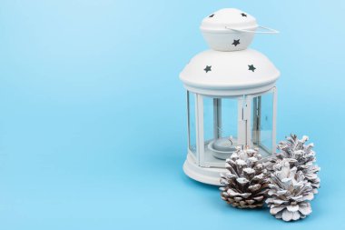 Mavi arka planda Noel feneri Yeni Yıl özellikleriyle.