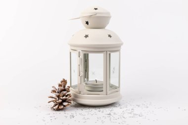 Beyaz arka planda yılbaşı feneri ve yeni yıl özellikleri.