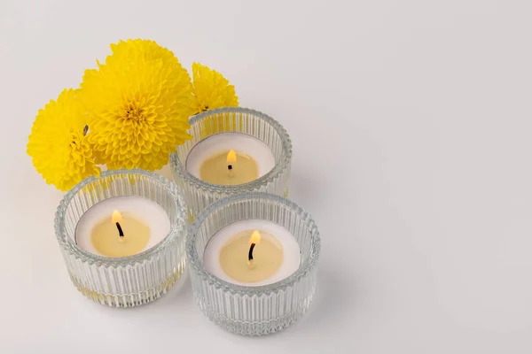 Candele Ardenti Con Fiori Freschi Gialli Sfondo Chiaro — Foto Stock