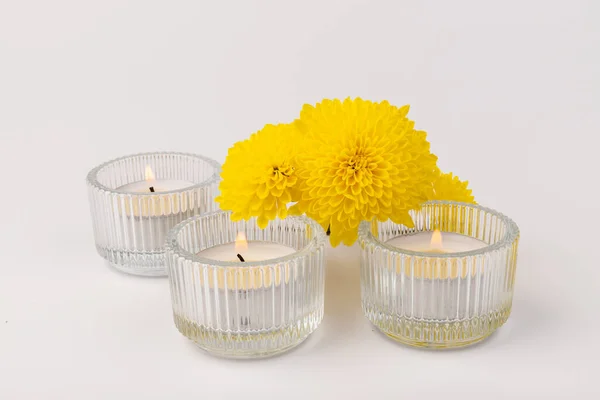 Het Branden Van Thee Kaarsen Met Verse Gele Bloemen Een — Stockfoto