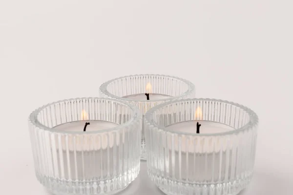 Pequenas Velas Cera Chamas Castiçal Vidro Isoladas Branco Bela Decoração — Fotografia de Stock