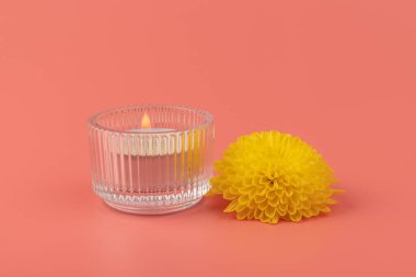 Çiçekler ve mumlarla dolu bir spa. Mumlar ve altın yıldız çiçekleri.